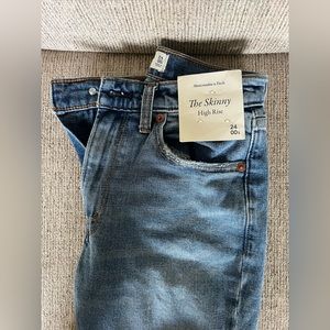NWT! Women’s Abercrombie & Fitch The Skinny High Rise Jean, Size 24S (00S)